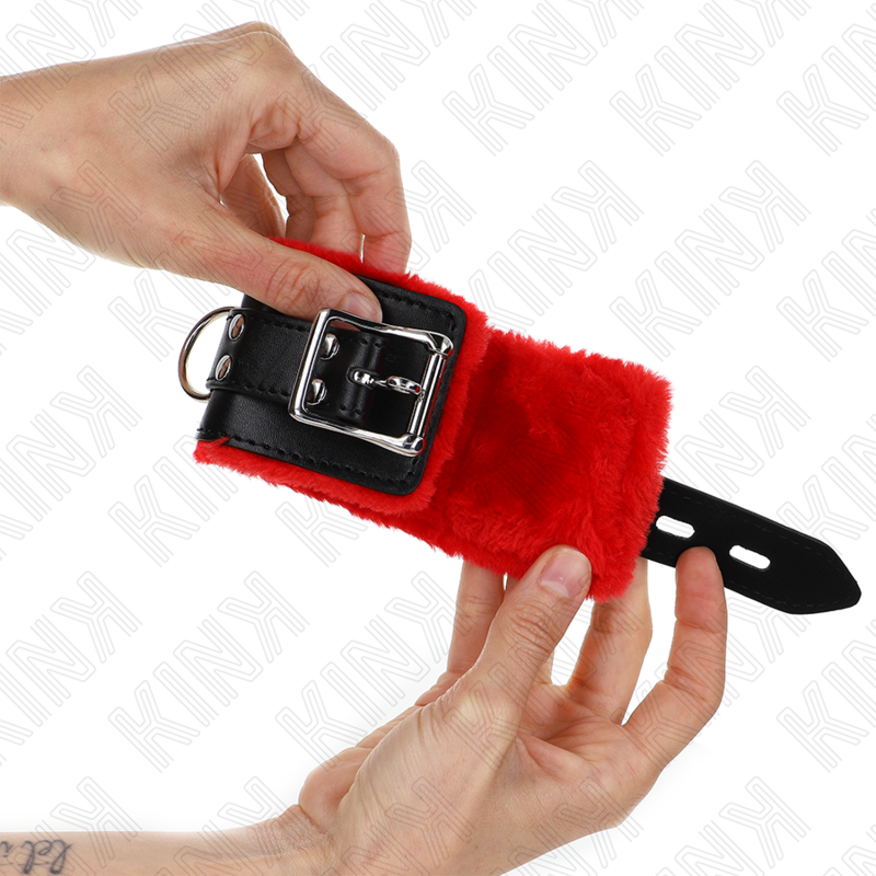 KINK - PELZGEFÜTTERTE HANDGELENKFESSELN MIT QUADRATISCHEN LÖCHERN, ROTER UND SCHWARZER GÜRTEL, VERSTELLBAR 17-29 CM X 6 CM – Bild 3