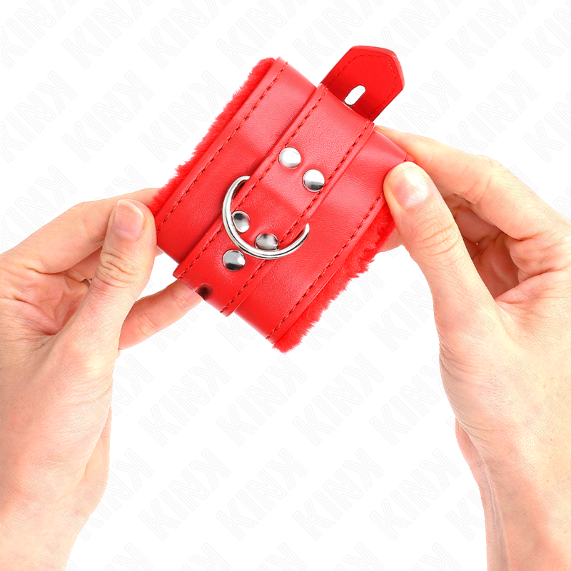 KINK - PELZGEFÜTTERTE HANDGELENKFESSELN MIT QUADRATISCHEN LÖCHERN, ROT UND ROTER GÜRTEL, VERSTELLBAR 17-29 CM X 6 CM – Bild 4