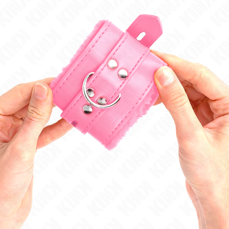 KINK - PELZGEFÜTTERTE HANDGELENKFESSELN MIT QUADRATISCHEN LÖCHERN, ROSA UND ROSA GÜRTEL, VERSTELLBAR 17-29 CM X 6 CM – Bild 4